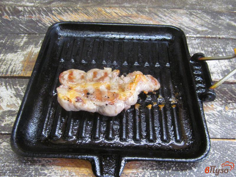 Фото приготовление рецепта: Свиная отбивная с картофелем и каперсами шаг №3