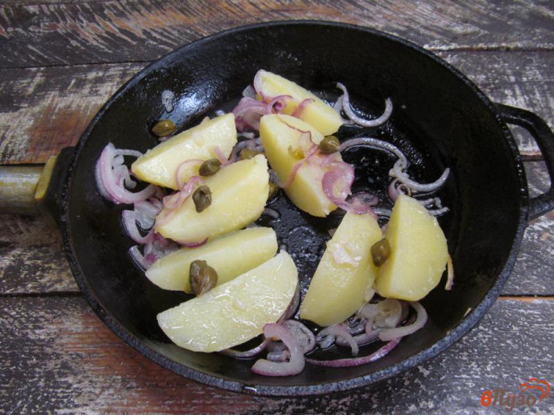 Фото приготовление рецепта: Свиная отбивная с картофелем и каперсами шаг №4