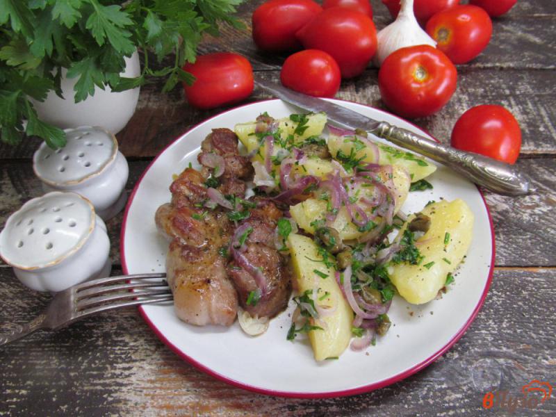 Фото приготовление рецепта: Свиная отбивная с картофелем и каперсами шаг №5