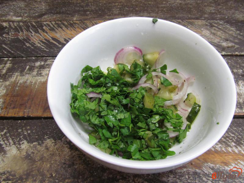 Фото приготовление рецепта: Салат из помидора с малосольным огурцом шаг №3