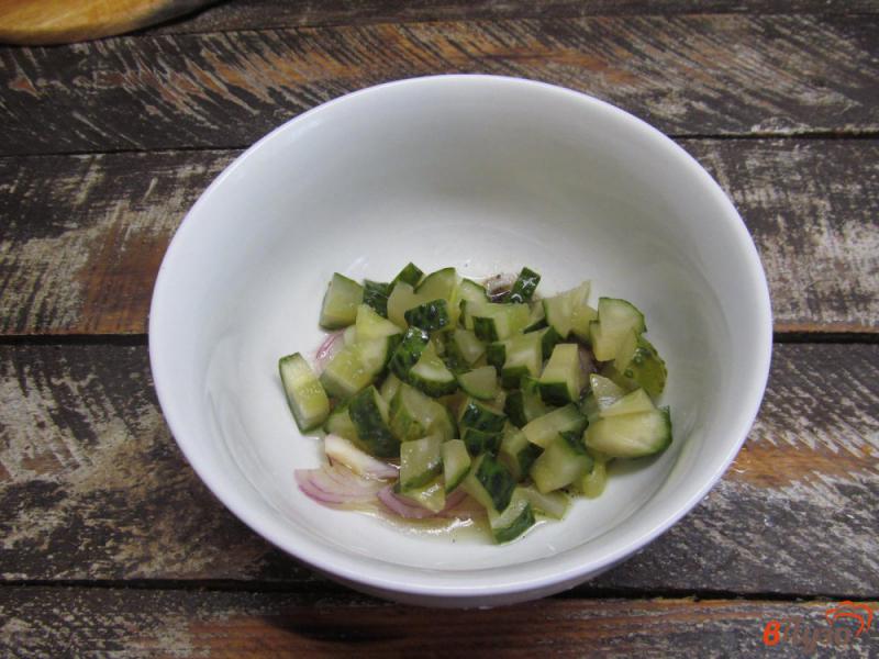 Фото приготовление рецепта: Салат из помидора с малосольным огурцом шаг №2