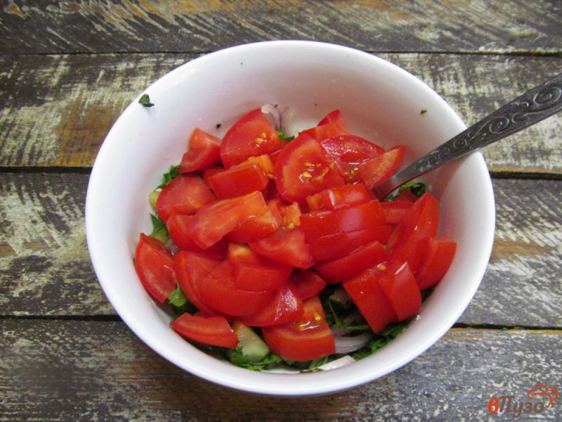 Фото приготовление рецепта: Салат из помидора с малосольным огурцом шаг №4