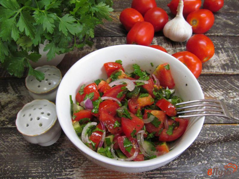 Фото приготовление рецепта: Салат из помидора с малосольным огурцом шаг №5
