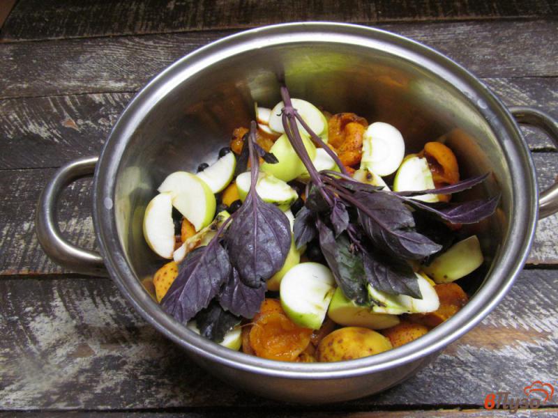 Фото приготовление рецепта: Абрикосовый компот с яблоком и черной смородиной шаг №3