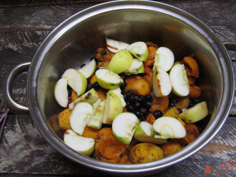 Фото приготовление рецепта: Абрикосовый компот с яблоком и черной смородиной шаг №2