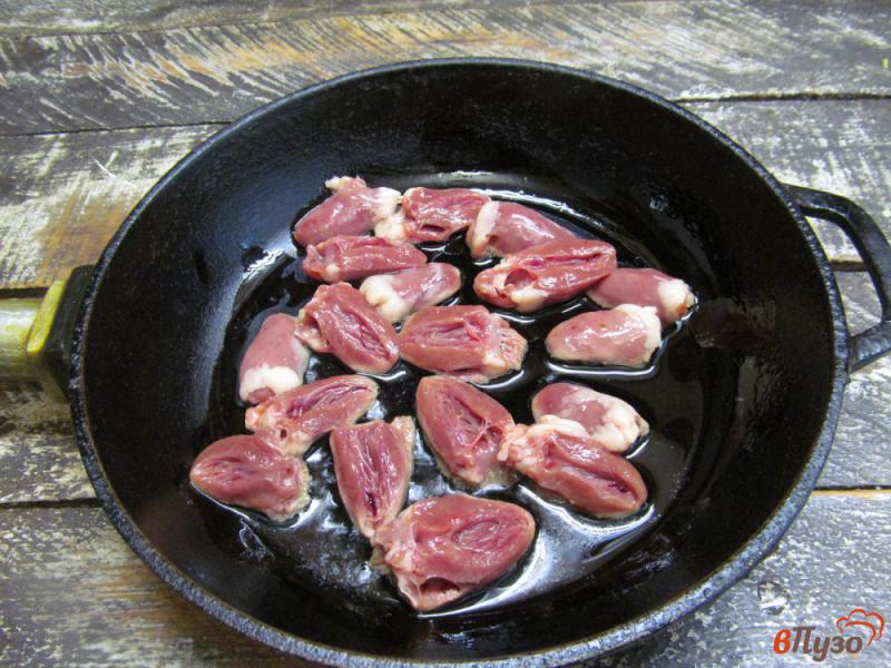 Фото приготовление рецепта: Куриные сердечки с макаронами с спаржевой фасолью шаг №1
