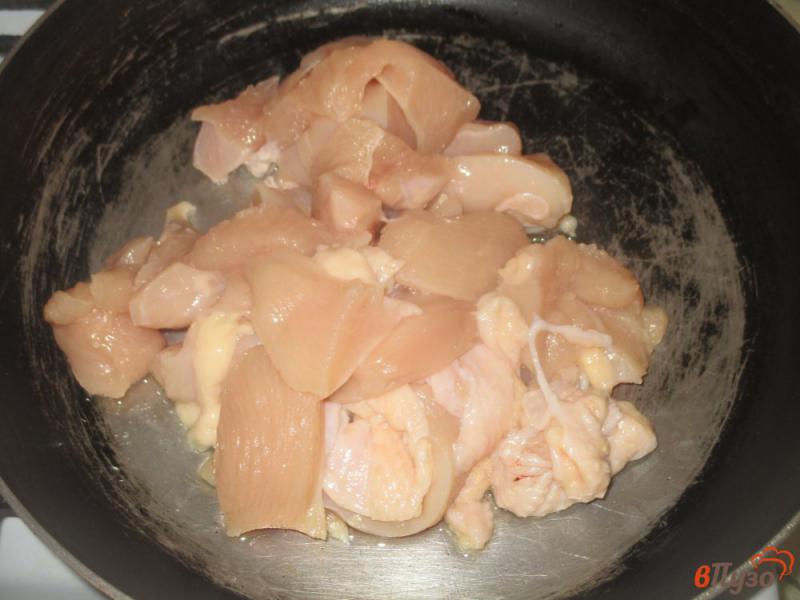 Фото приготовление рецепта: Куриная грудка с картофелем на сковороде шаг №1