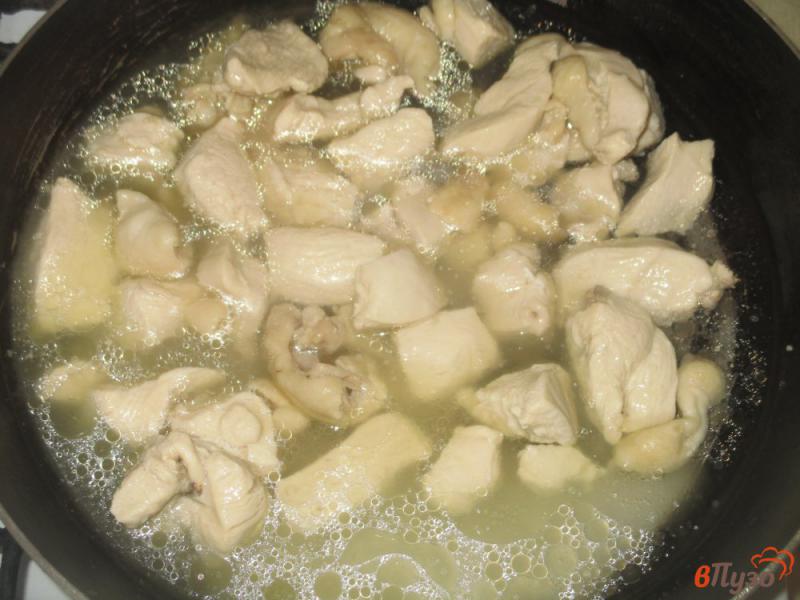 Фото приготовление рецепта: Куриная грудка с картофелем на сковороде шаг №2