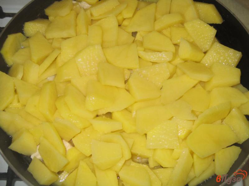 Фото приготовление рецепта: Куриная грудка с картофелем на сковороде шаг №3