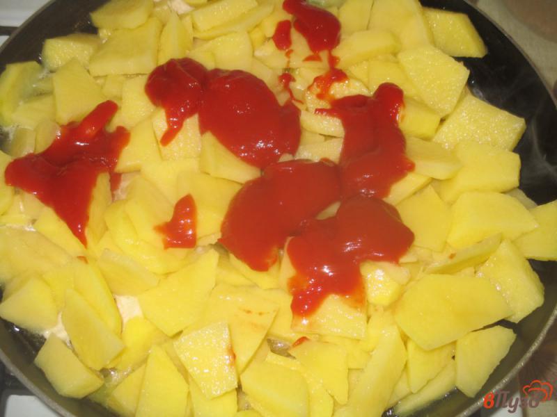 Фото приготовление рецепта: Куриная грудка с картофелем на сковороде шаг №4