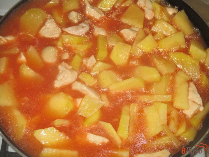 Фото приготовление рецепта: Куриная грудка с картофелем на сковороде шаг №5