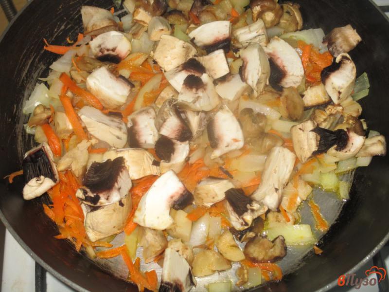 Фото приготовление рецепта: Суп из куриной грудки с вермишелью и шампиньонами шаг №2