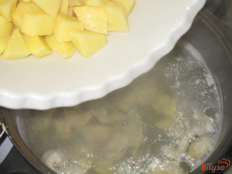 Фото приготовление рецепта: Суп из куриной грудки с вермишелью и шампиньонами шаг №3