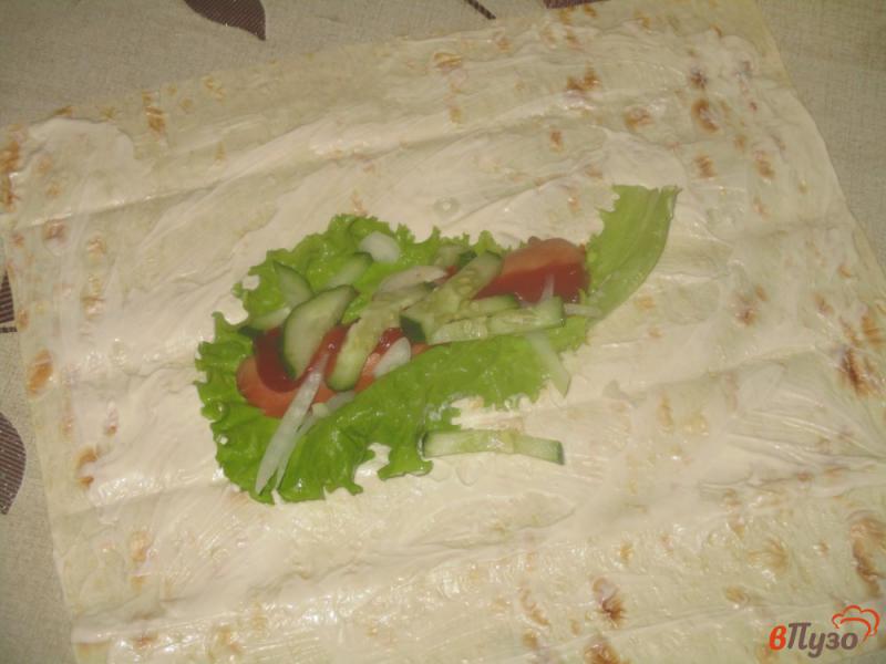 Фото приготовление рецепта: Сосиски в лаваше с салатом и зеленью шаг №3