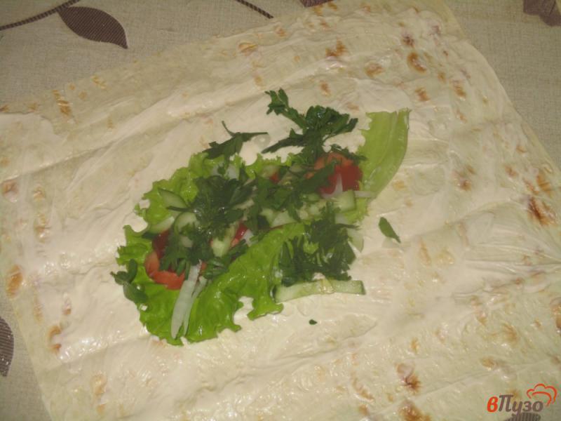 Фото приготовление рецепта: Сосиски в лаваше с салатом и зеленью шаг №4