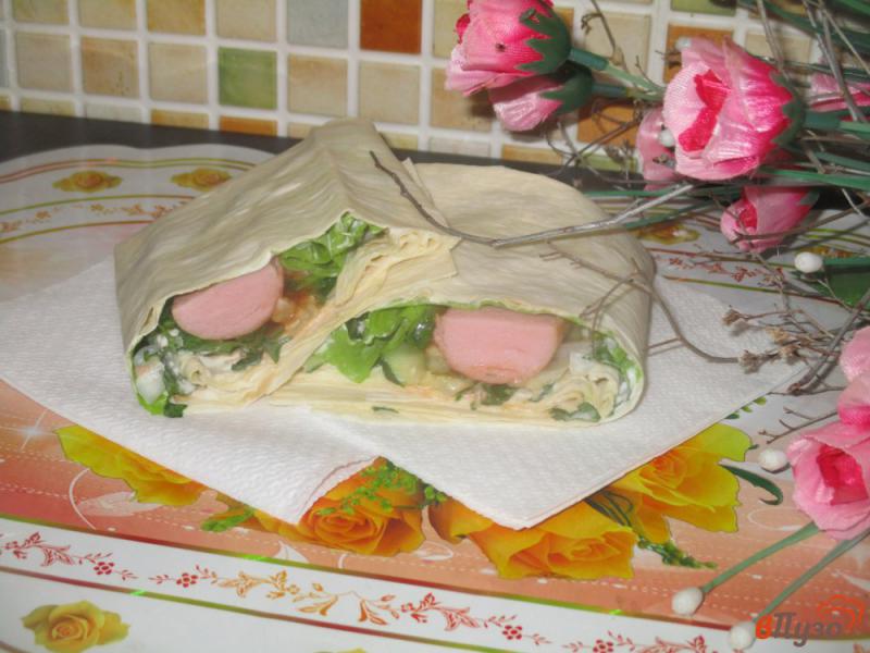 Фото приготовление рецепта: Сосиски в лаваше с салатом и зеленью шаг №5