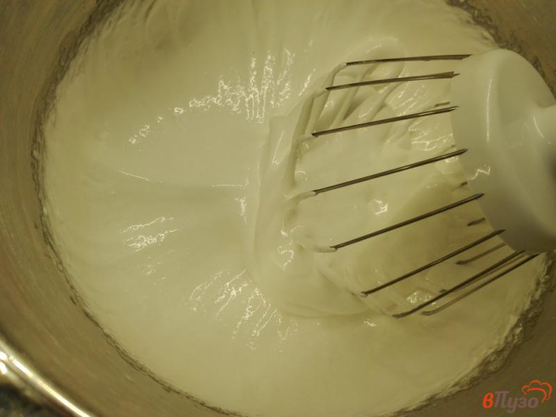 Фото приготовление рецепта: Абрикосовый пирог с меренгой шаг №9