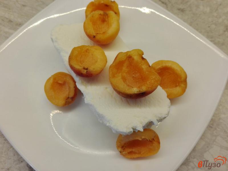 Фото приготовление рецепта: Десерт из мороженого, абрикосов и миндаля шаг №2