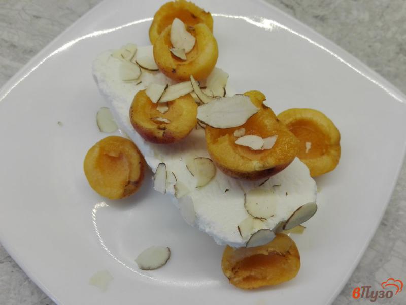 Фото приготовление рецепта: Десерт из мороженого, абрикосов и миндаля шаг №3