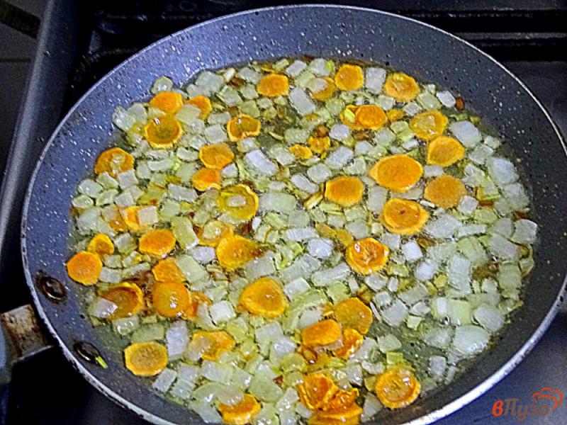 Фото приготовление рецепта: Суп с рисом картофелем и овощами шаг №3
