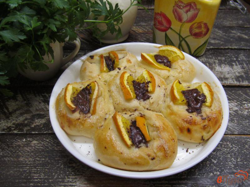 Фото приготовление рецепта: Булочки с апельсином и шоколадом шаг №8