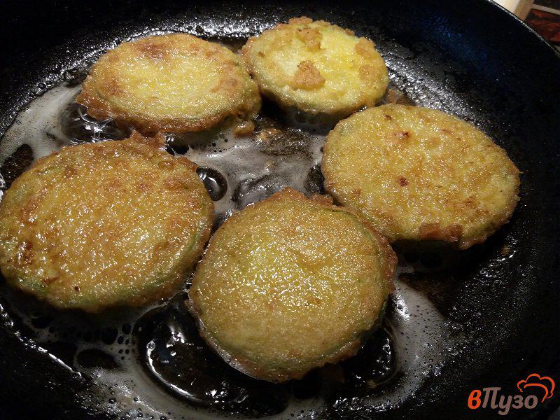 Фото приготовление рецепта: Жаренные кабачки в панировке шаг №7