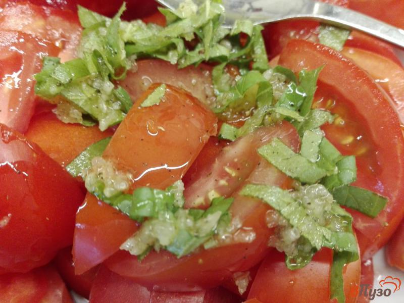 Фото приготовление рецепта: Пряный салат из помидоров с мятой и медом шаг №5