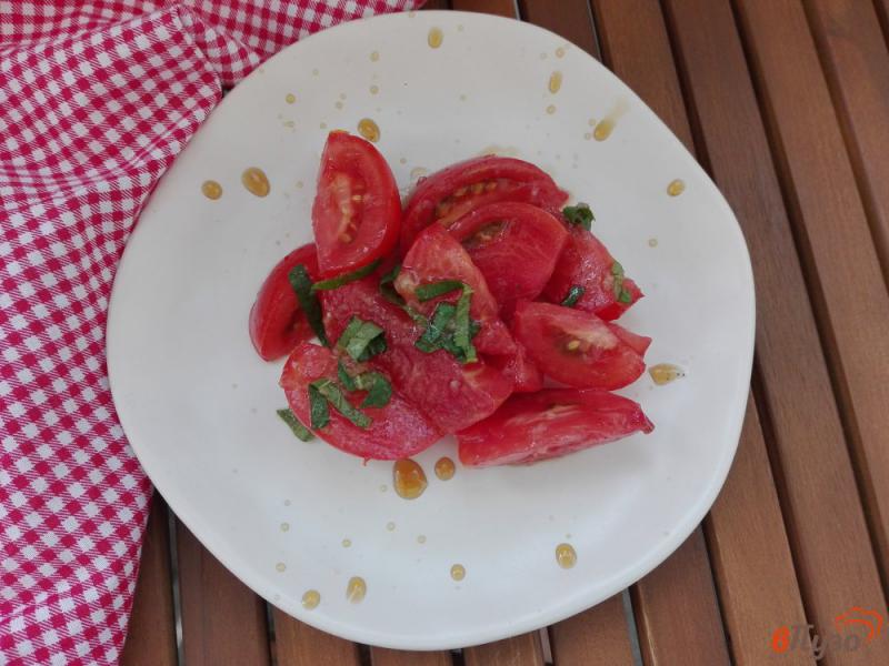 Фото приготовление рецепта: Пряный салат из помидоров с мятой и медом шаг №6