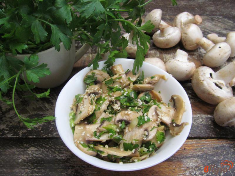 Фото приготовление рецепта: Тайский салат из свежих шампиньонов шаг №5
