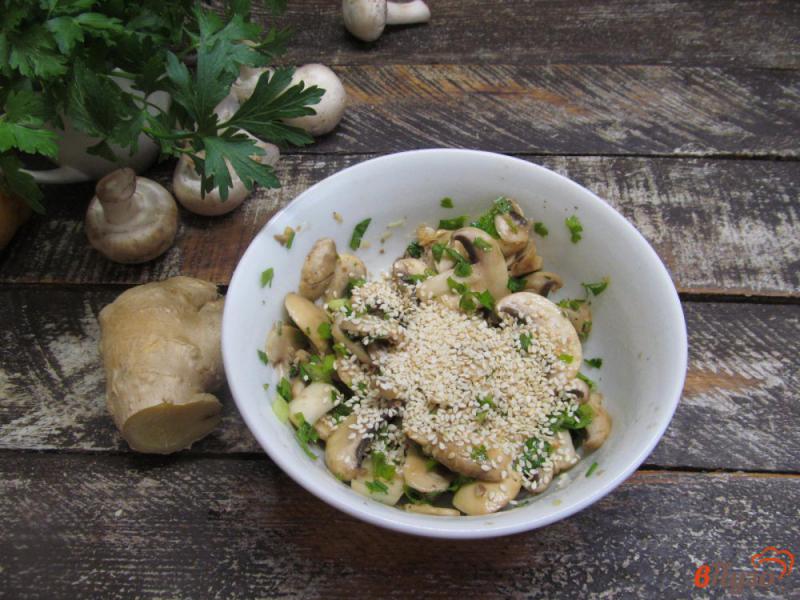 Фото приготовление рецепта: Тайский салат из свежих шампиньонов шаг №4