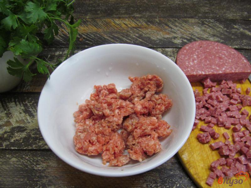 Фото приготовление рецепта: Мясные котлеты с кабачком и салями шаг №1