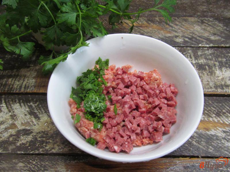 Фото приготовление рецепта: Мясные котлеты с кабачком и салями шаг №2