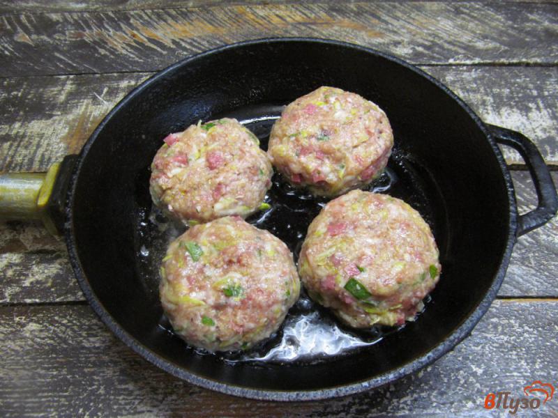 Фото приготовление рецепта: Мясные котлеты с кабачком и салями шаг №6