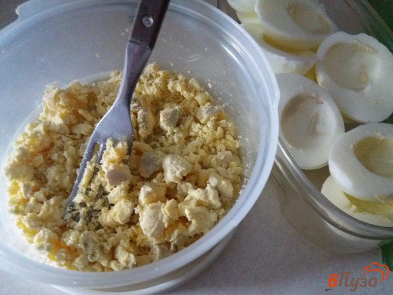 Фото приготовление рецепта: Фаршированные яйца печенью трески шаг №2