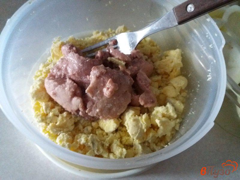 Фото приготовление рецепта: Фаршированные яйца печенью трески шаг №3