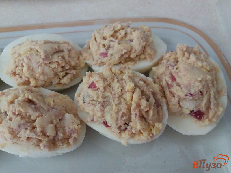 Фото приготовление рецепта: Фаршированные яйца печенью трески шаг №5