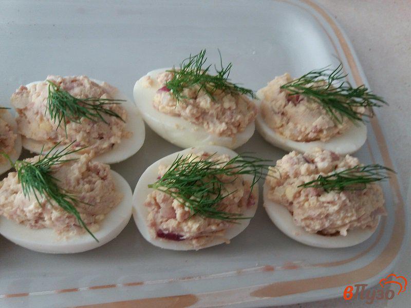 Фото приготовление рецепта: Фаршированные яйца печенью трески шаг №6