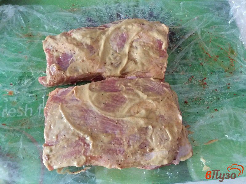 Фото приготовление рецепта: Запеченные свиные ребрышки в фольге шаг №4