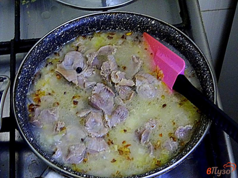 Фото приготовление рецепта: Куриные желудки в соево-сливочном соусе шаг №5