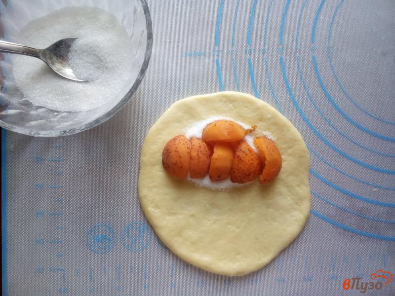 Фото приготовление рецепта: Сдобные пирожки с абрикосами шаг №8