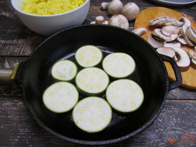 Фото приготовление рецепта: Теплый кобб - салат из риса с кабачком и грибами шаг №1