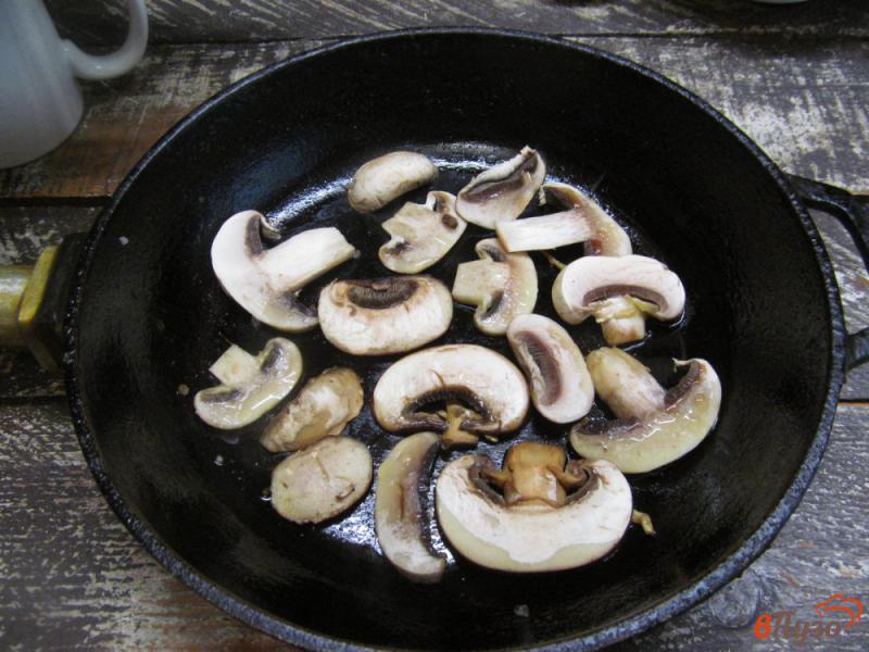 Фото приготовление рецепта: Теплый кобб - салат из риса с кабачком и грибами шаг №3