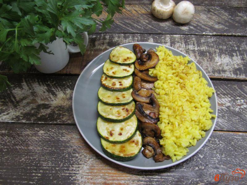 Фото приготовление рецепта: Теплый кобб - салат из риса с кабачком и грибами шаг №4