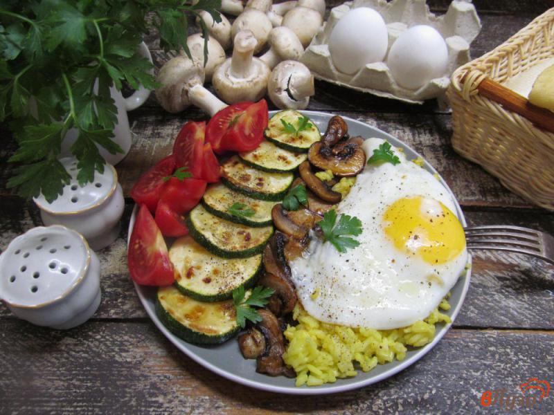 Фото приготовление рецепта: Теплый кобб - салат из риса с кабачком и грибами шаг №6