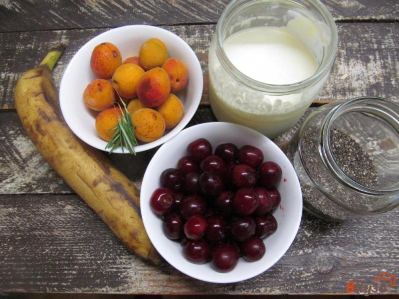 Фото приготовление рецепта: Смузи из вишни с абрикосом и бананом на молоке шаг №1