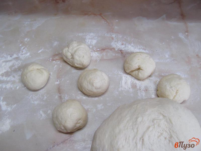 Фото приготовление рецепта: Пирожки на кефире с абрикосом шаг №6