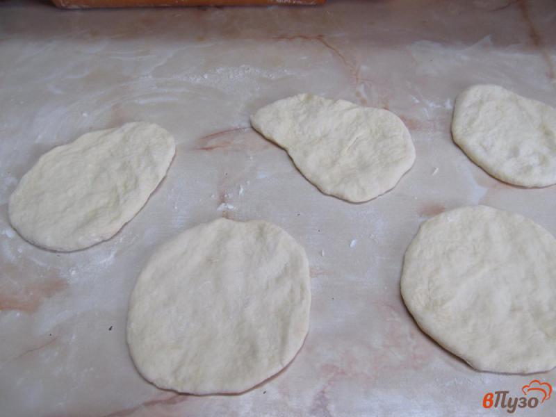 Фото приготовление рецепта: Пирожки на кефире с абрикосом шаг №7