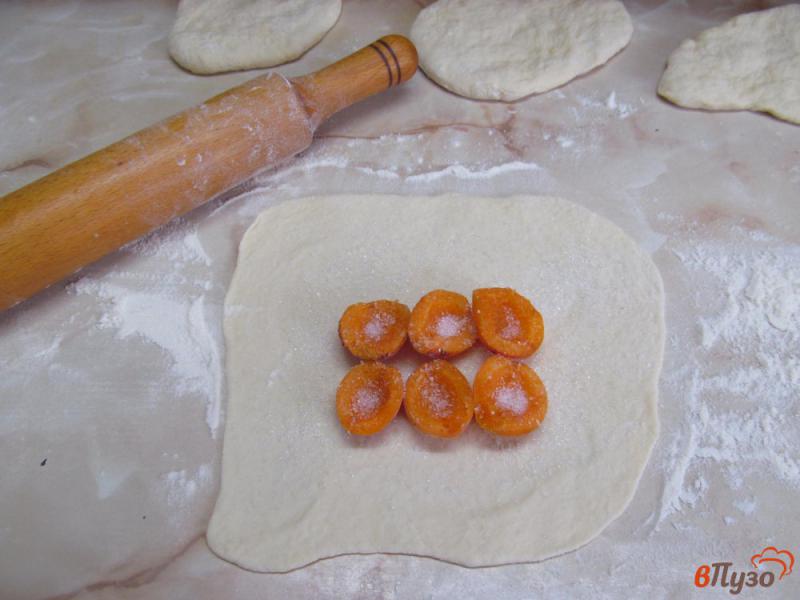 Фото приготовление рецепта: Пирожки на кефире с абрикосом шаг №8
