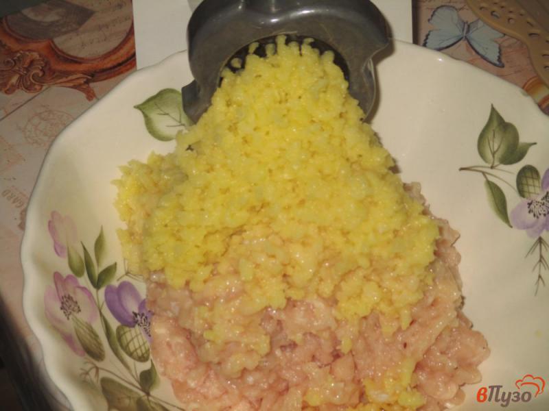Фото приготовление рецепта: Котлеты из куриной грудки с картофелем шаг №2