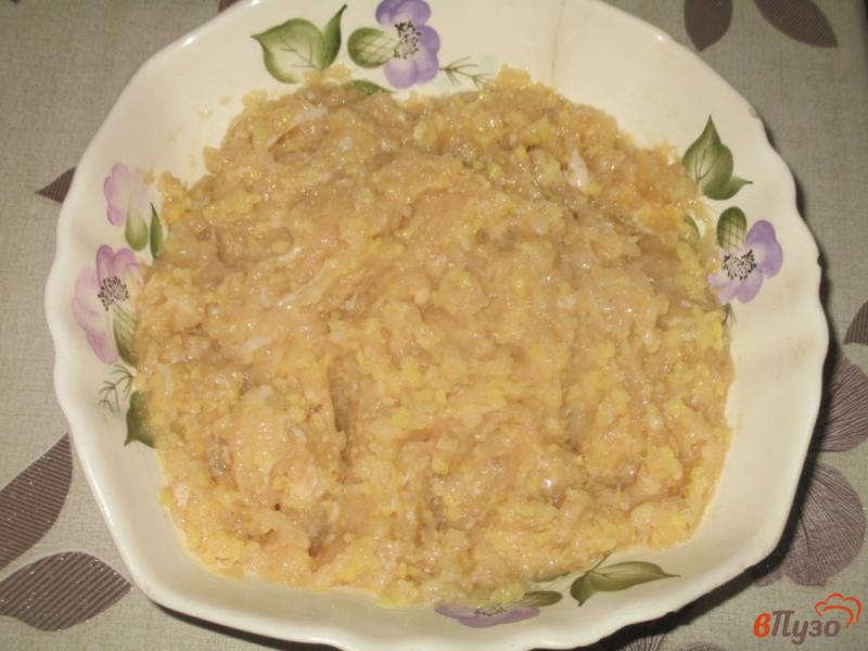 Фото приготовление рецепта: Котлеты из куриной грудки с картофелем шаг №4